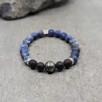 Bracelet en sodalite, agate noire 8mm et perle de tahiti gravée
