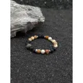 Bracelet en bois fossilisé, agate noire 8mm et perle de tahiti gravée