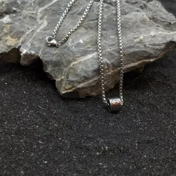 Collier motif craquelé et chaine couleur argentée